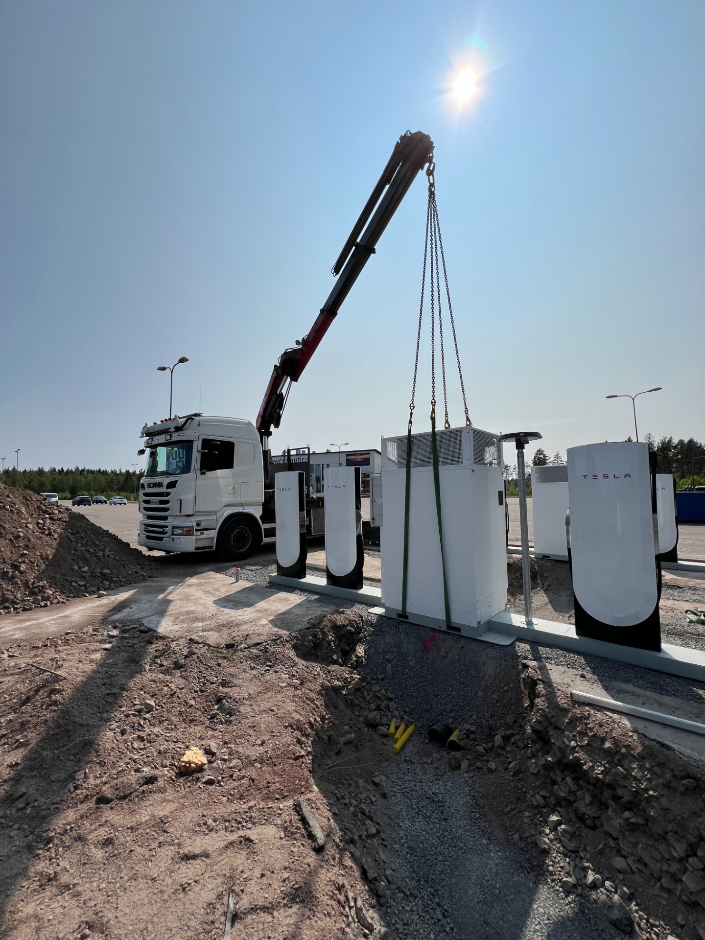 Vaihtolava-auto 26 tonnimetrisellä nosturilla