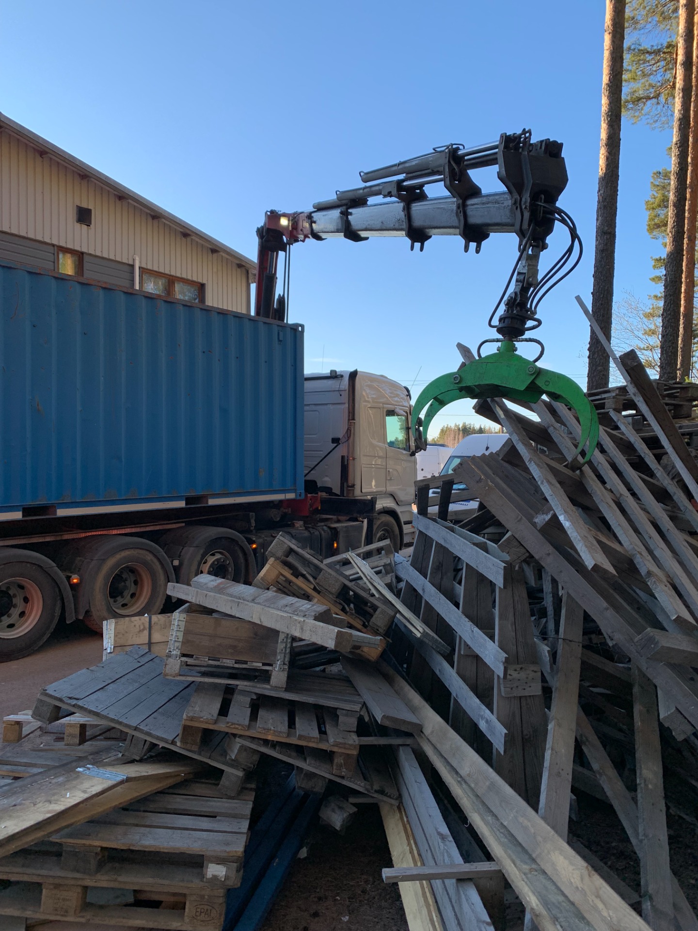 Käytössä erikokoisia jätelavoja