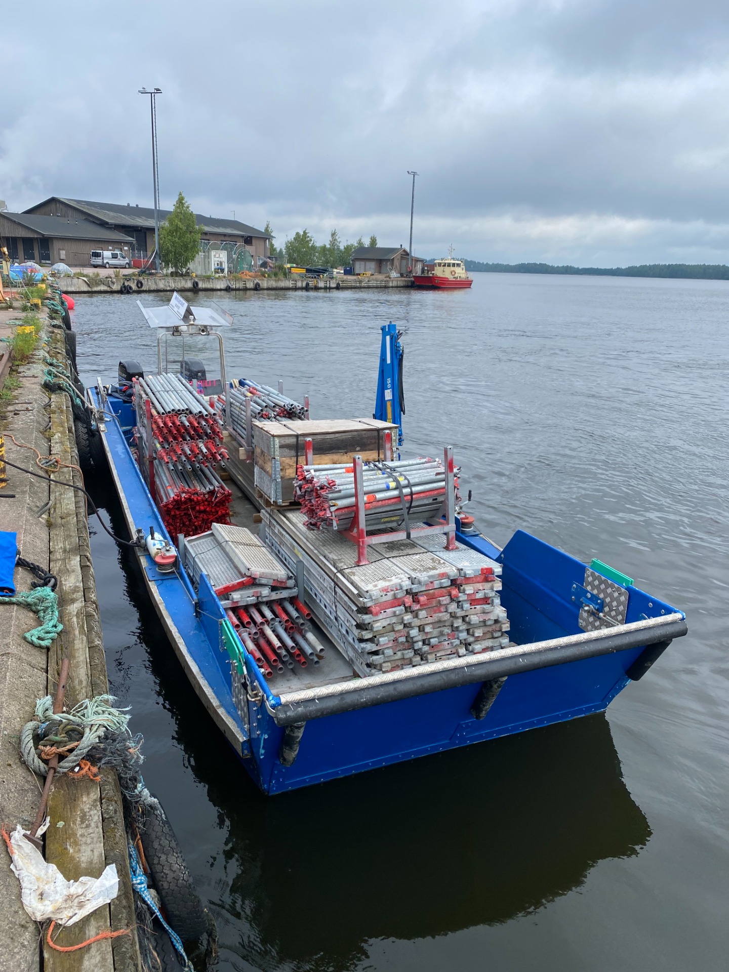 11-metrisessä veneessä nosturi (850 kg nostokyky)